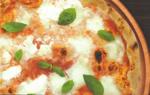 Steinofen-Pizza mit Mozzarella und Basilikum